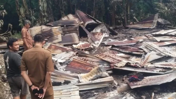 Pemkab Nias Barat Beri Bantuan kepada Korban Kebakaran