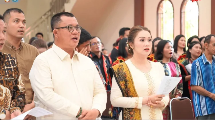 Hadiri Perayaan Paskah, Ketua PKK Gunungsitoli Serahkan Tali Asih