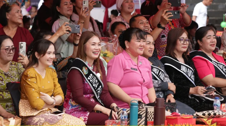 Diguyur Hujan Panggung Kreasi PAUD Tetap Meriah