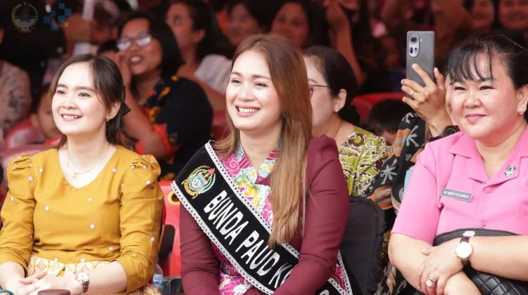 Diguyur Hujan Panggung Kreasi PAUD Tetap Meriah