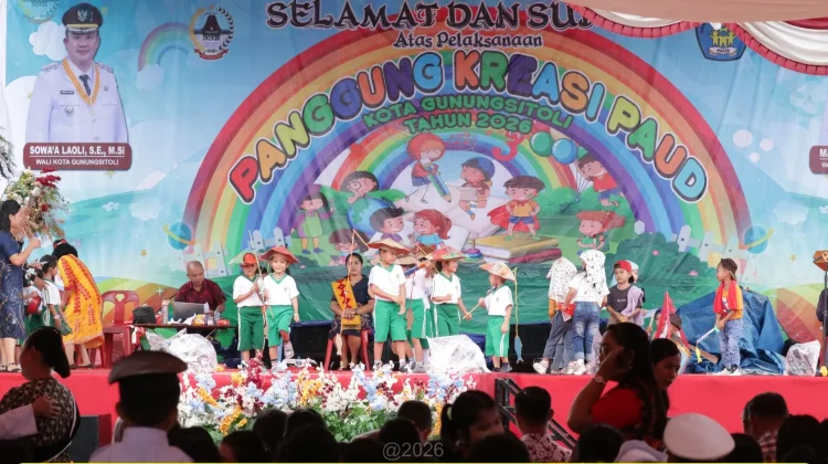 Diguyur Hujan Panggung Kreasi PAUD Tetap Meriah