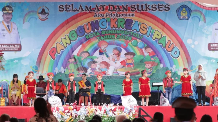 Diguyur Hujan Panggung Kreasi PAUD Tetap Meriah