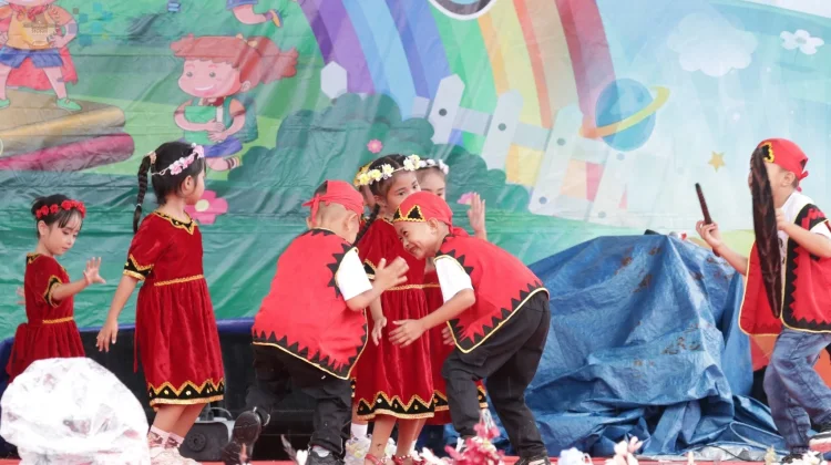 Diguyur Hujan Panggung Kreasi PAUD Tetap Meriah