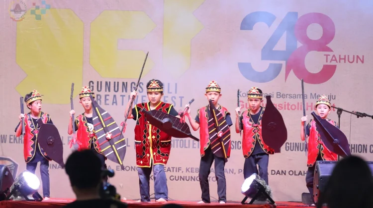 Musik Etnik Gema di Alun-alun Gunungsitoli di Malam  ke Tiga HUT 348