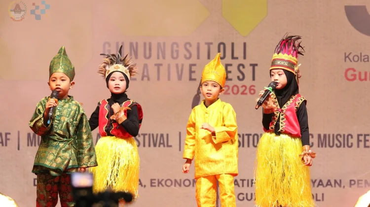 Musik Etnik Gema di Alun-alun Gunungsitoli di Malam  ke Tiga HUT 348