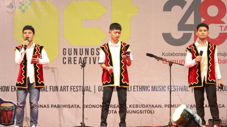 Musik Etnik Gema di Alun-alun Gunungsitoli di Malam  ke Tiga HUT 348