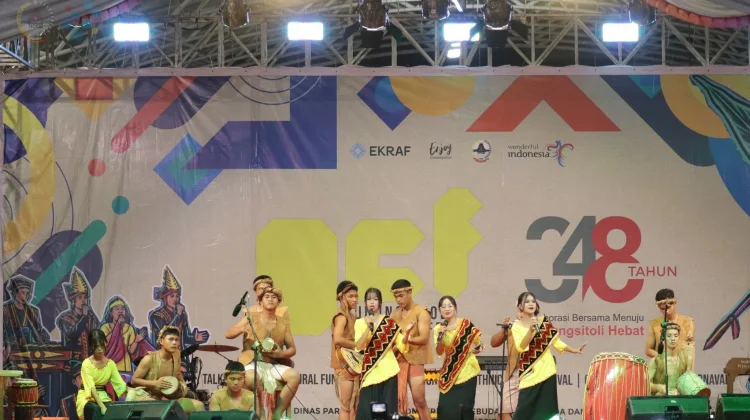 Musik Etnik Gema di Alun-alun Gunungsitoli di Malam  ke Tiga HUT 348