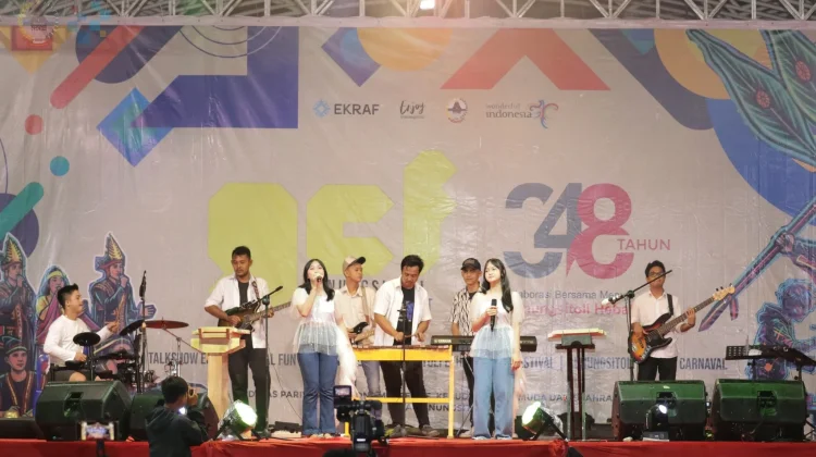 Musik Etnik Gema di Alun-alun Gunungsitoli di Malam  ke Tiga HUT 348