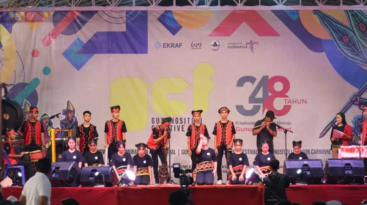Musik Etnik Gema di Alun-alun Gunungsitoli di Malam  ke Tiga HUT 348