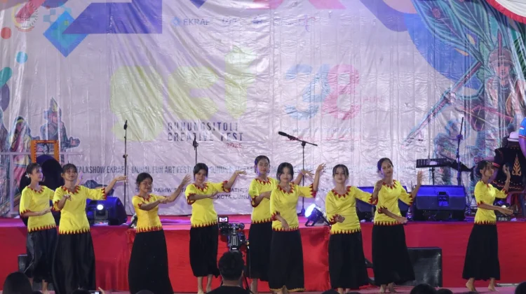 Musik Etnik Gema di Alun-alun Gunungsitoli di Malam  ke Tiga HUT 348