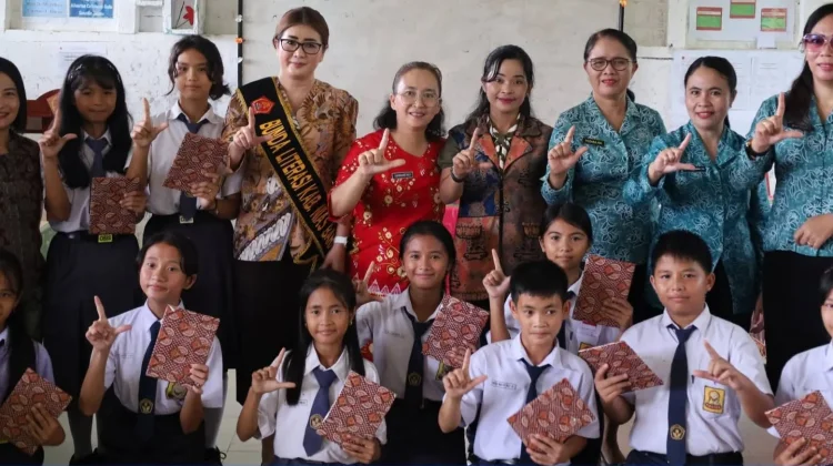 Bunda Literasi Nias Barat Sambangi SMPN 2 Mandrehe Barat
