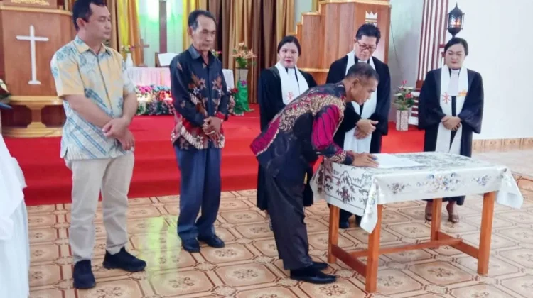 Pelantikan dan Serah Terima Pendeta BNKP Jemaat Hilinamazihönö
