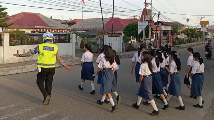 Satlantas Polres Nias Gatur Lalin Padat Pagi