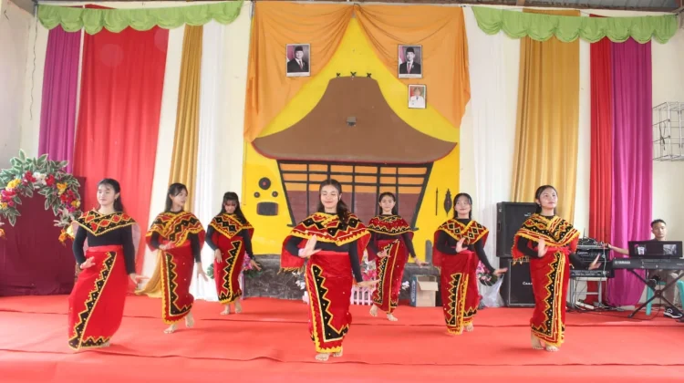 Fashion Show Tokoh Pendidikan Meriahkan Hardiknas di SMAN 1 Lahewa