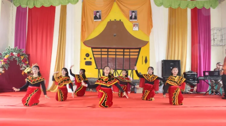 Tarian Tradisional Siswa SMA Negeri 1 Lahewa Tampil Memukau di Perayaan Hardiknas