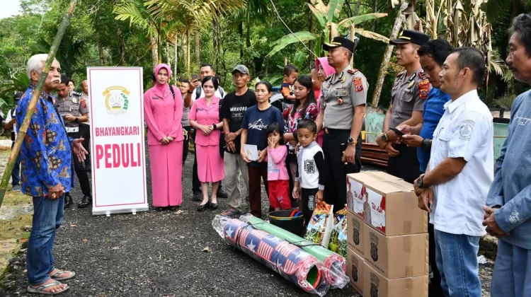 Kapolres Nias Mengunjungi Keluarga Terdampak Musibah Kebakaran