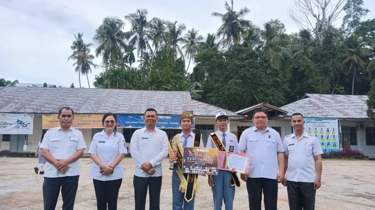 SMAN 2 Gunungsitoli Bangga Prestasi Rafael Titus