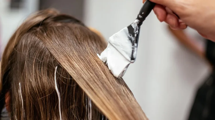 Bahaya Terlalu Sering Mewarnai Rambut