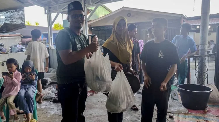 Tim UMMATI Bagikan 200 Paket Qurban