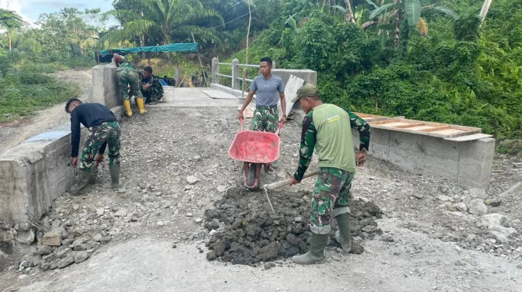 TNI dan Warga Rampungkan Jembatan Strategis di Nias Selatan