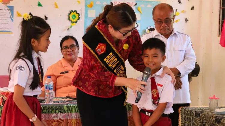 Bunda Literasi Nias Barat Mengunjungi SD Negeri 071087