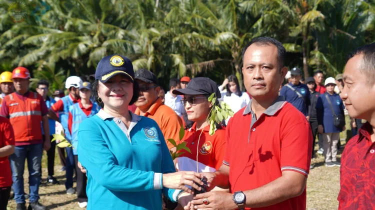 Hijaukan Kota, Selamatkan Laut: Pemko Lepas Tukik