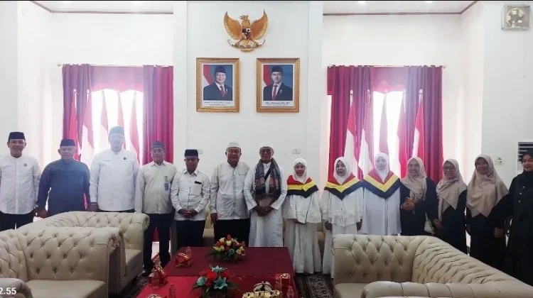Jemaah Haji Kota Gunungsitoli Disambut di Bandara Binaka