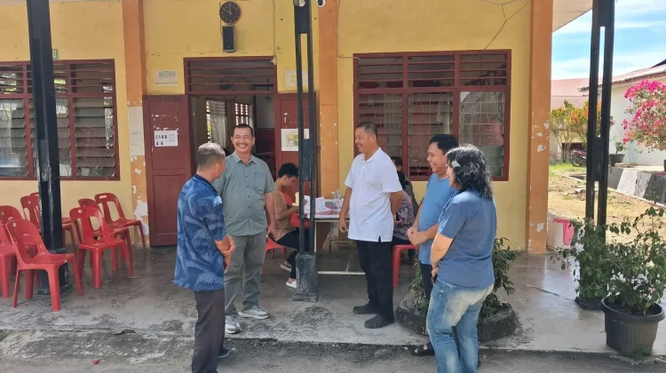 Kacabdisdik Wilayah XIII Tinjau Pendaftaran Ulang di SMAN 1 Gunungsitoli