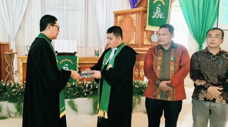 Bendum BNKP Lantik Pendeta BNKP Jemaat Onolimbu