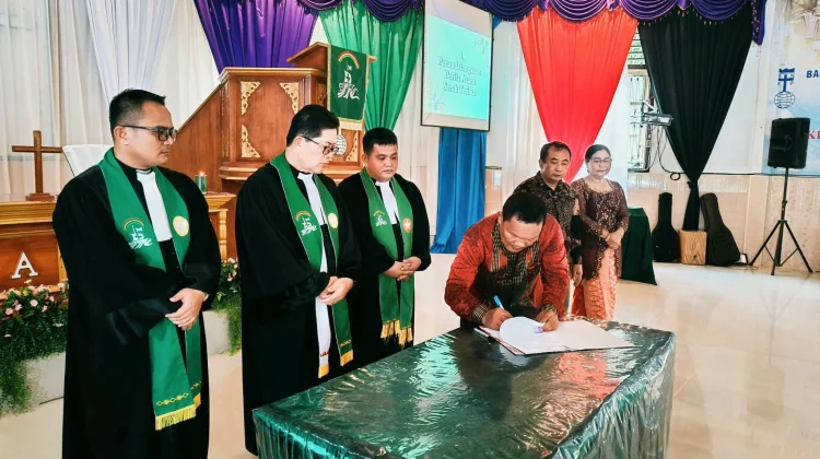 Pdt. Fenieli Gulö Resmi Layani BNKP Jemaat Onolimbu