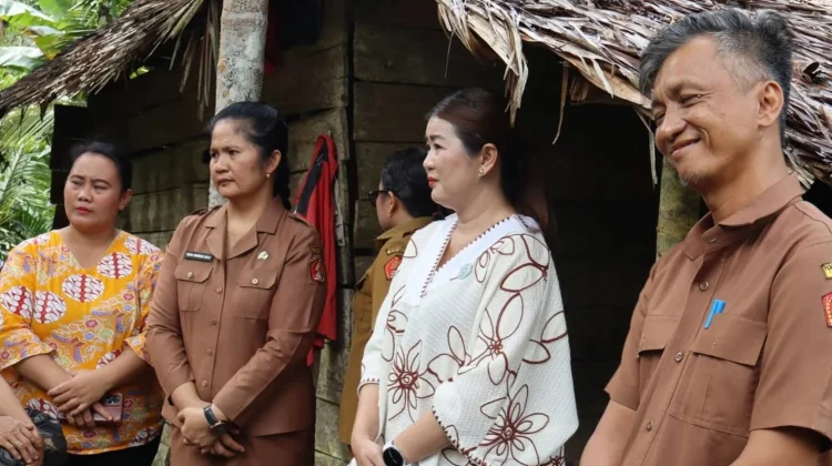 Ketua PKK Nias Barat Kunjungan Kasih di Onowaembo Lahomi