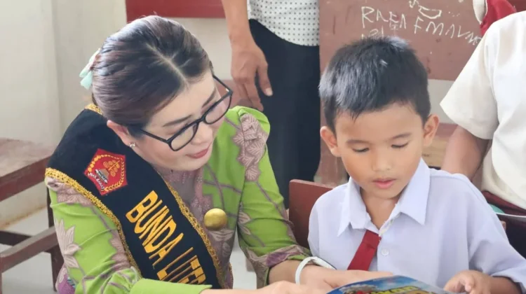 Bunda Literasi Nias Barat Sosialisasi Gemar Membaca di SDN Hilifamaogo