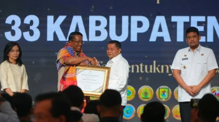 Kabupaten Nias Barat Terima Penghargaan dari Menteri Hukum