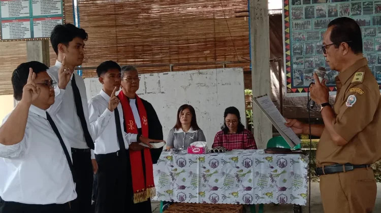 Kades Iraonogeba Lantik Aparat Desa