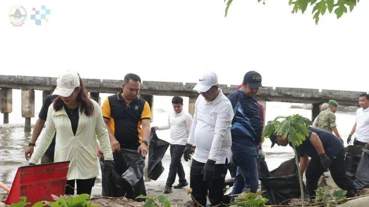 Wawako Gunungsitoli Pimpin Aksi Bersih Pantai Bersama Danantara Group