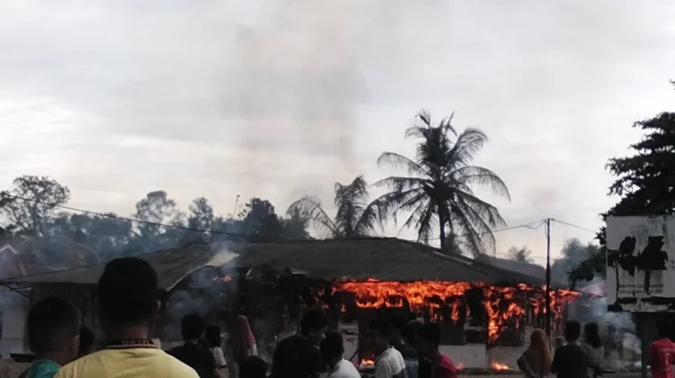 Kebakaran Terjadi di Kompleks Kantor Camat Lahewa, Warga Berhamburan Padamkan Api