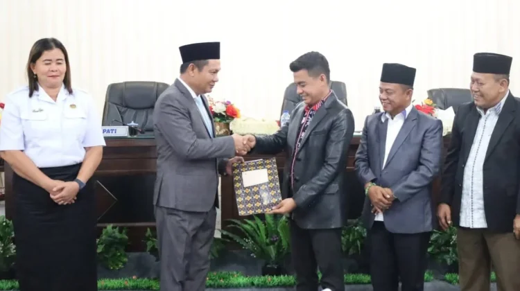 Bupati Nias Barat Sampaikan Nota Pengantar dalam Rapat Paripurna DPRD