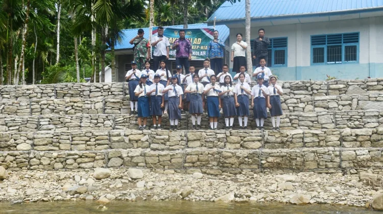 Bronjong 85 Meter Harapan Baru Siswa Mazo
