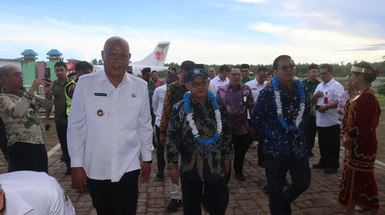 Mendikdasmen Kunjungi SMP 1 dan SMP 3 Sitolu'ori Nias Utara