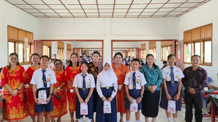 Bunda Literasi Nias Barat Kunjungi SMPN 1 Sirombu