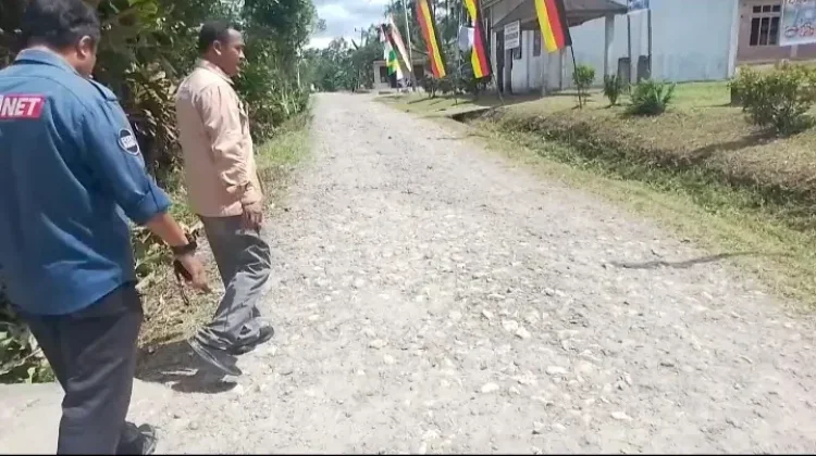 Kepala SMPN 3 Sitoluori Minta Presiden Prabowo Perbaiki Jalan menuju Sekolah