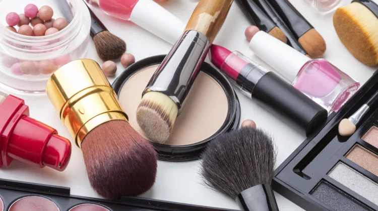 Bijak Memilih Kosmetik untuk Kulit Sehat