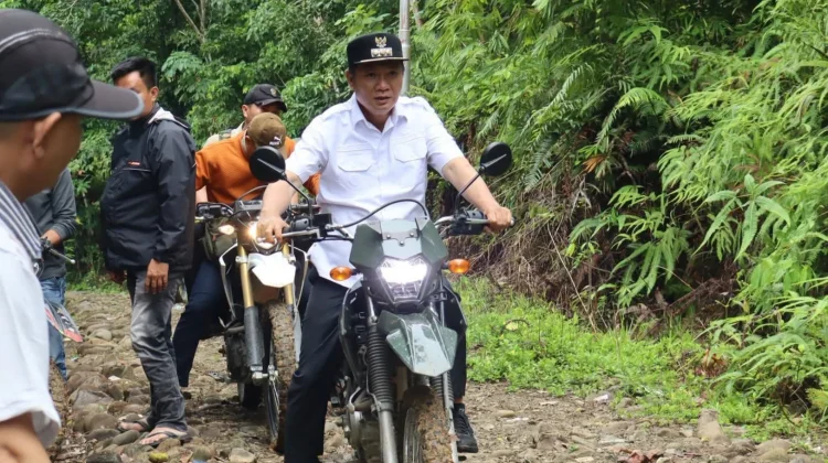 Kunker di Mandrehe Barat, Bupati Eliyunus Lintasi Jalan Rusak Parah