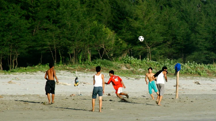 Sepak Bola Jadi Pemersatu Generasi