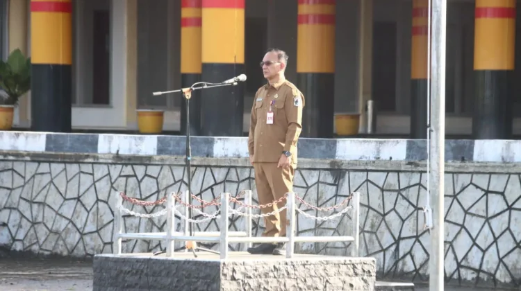 Sekda Nias Utara Pimpin Upacara Bendera, Tekankan Disiplin dan Latsar CPNS