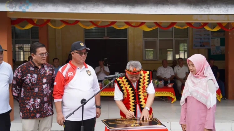 Kunjungan Mendikdasmen RI Disambut Wali Kota di SMPN 2 Dharma Caraka