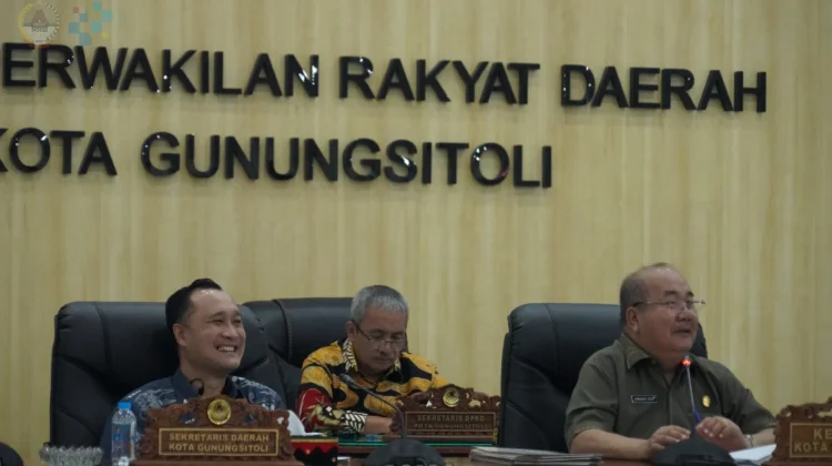 Sekda Sampaikan Agenda Pemko di Paripurna DPRD