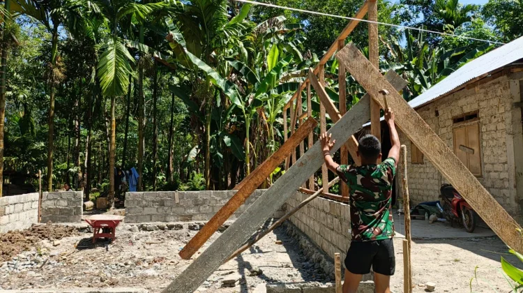Gotong Royong TNI dan Warga Percepat Pembangunan RTLH
