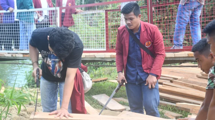 Mahasiswa Uniraya Gotong Royong Bersama Satgas Karbak di Nias Selatan