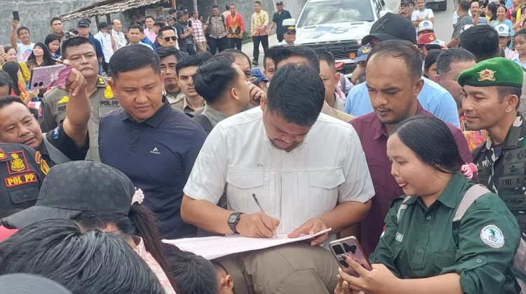 Gubernur Bobby Nasution Disambut Hangat Warga saat Melintasi Jembatan Noyo